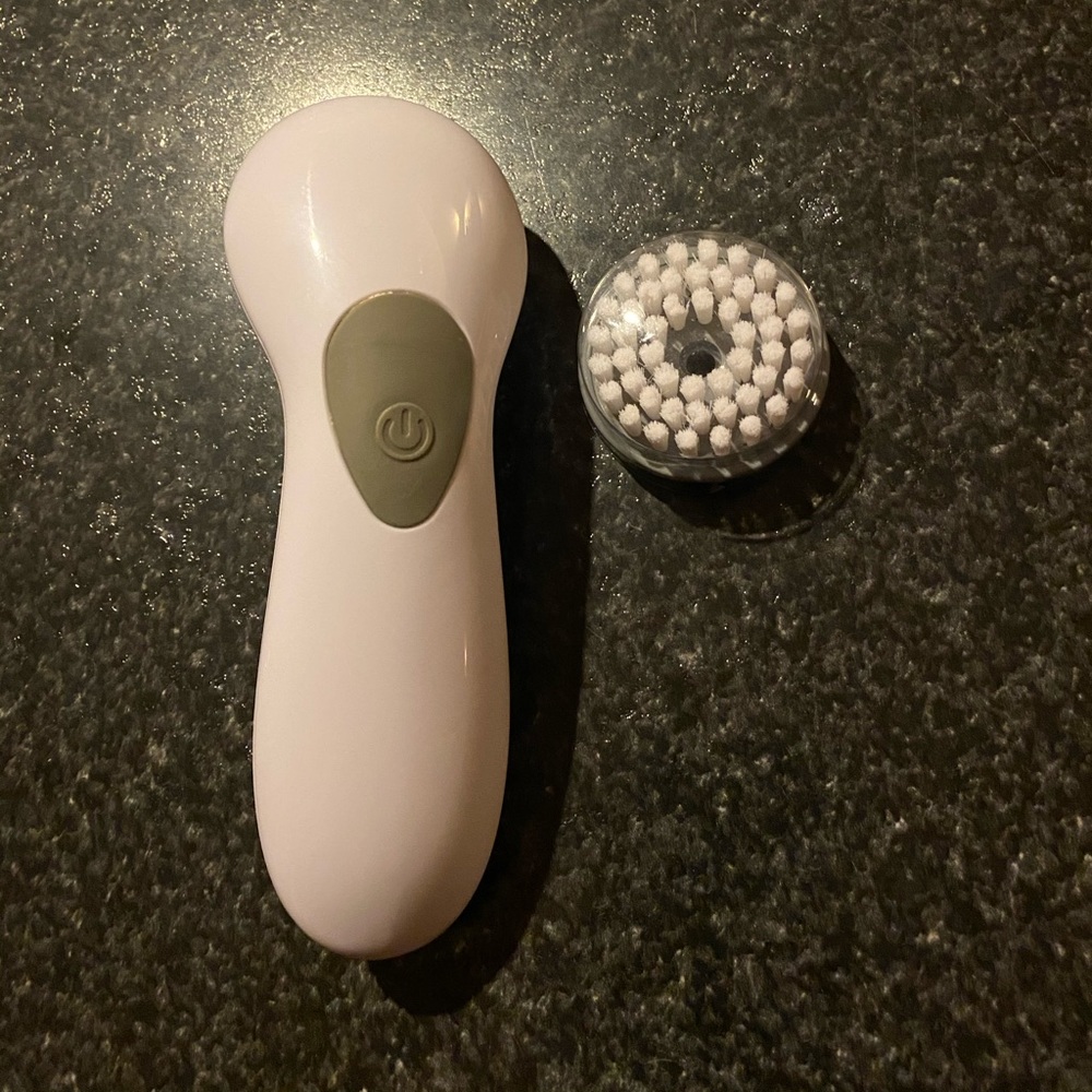 Proactive deep cleaning brush